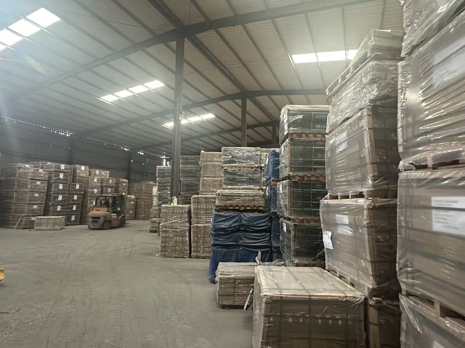 Packed tile pallets organized inside the YiRong warehouse